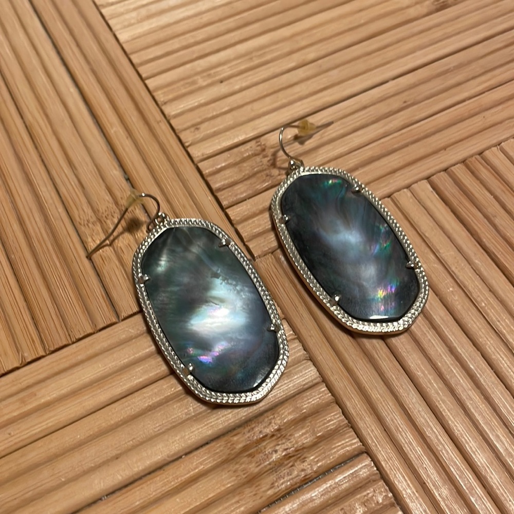 Kendra Scott Gold Danielle Earrings in Black Mother of Pearl